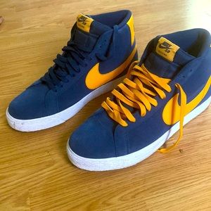 Nike SB Zoom Air “ Michigan “ Mid Blazer VHTF color combo Navy /Gold.